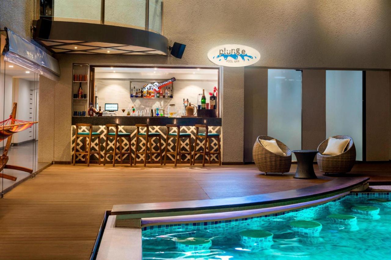 Le Meridien Goa, Calangute Exterior foto The pool bar on board