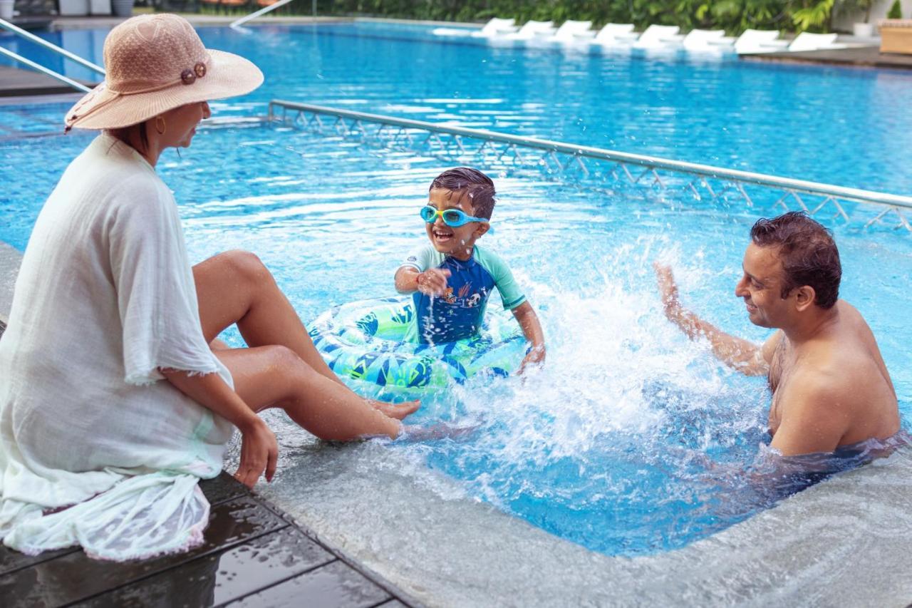 Le Meridien Goa, Calangute Exterior foto Family at the pool